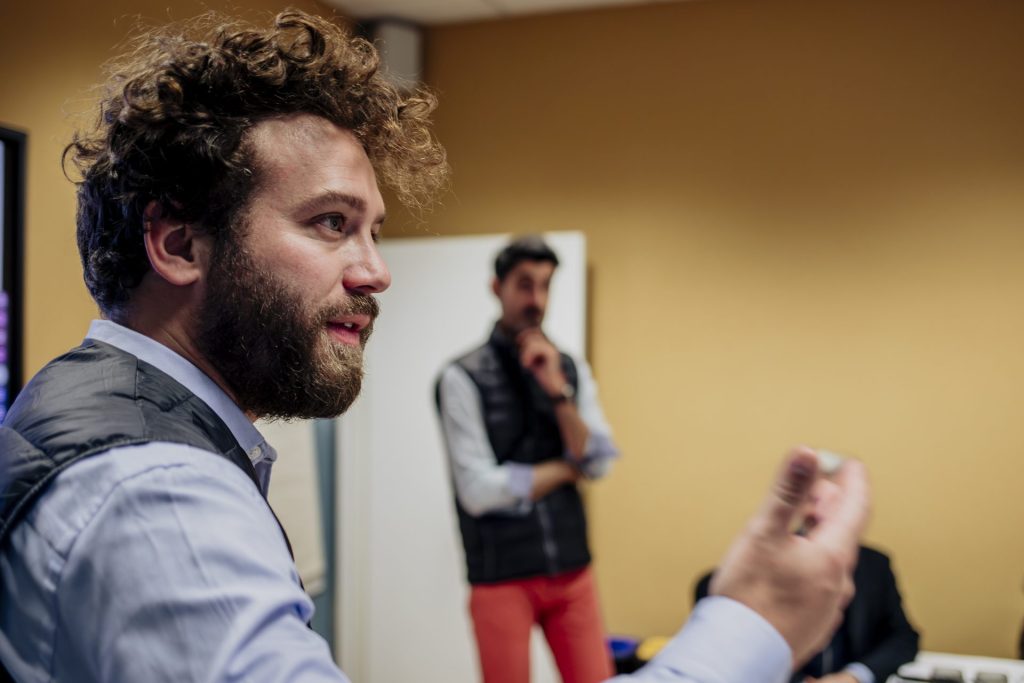 photo d'un formateur de profil lors d'une formation