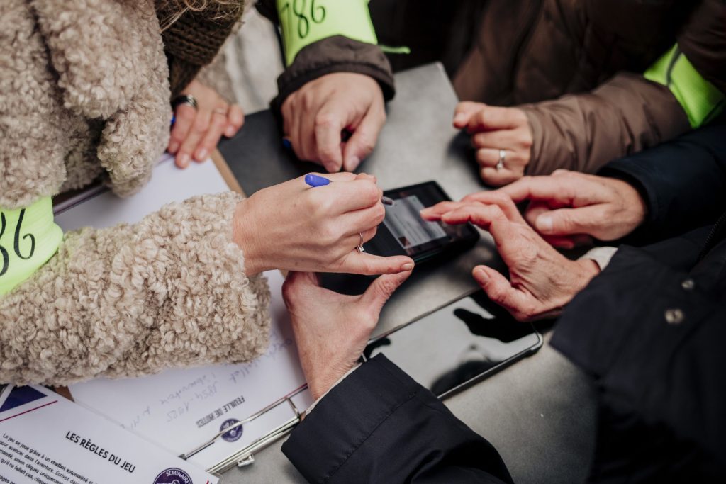 L'image montre les mains de plusieurs personnes entrain de travailler ensemble