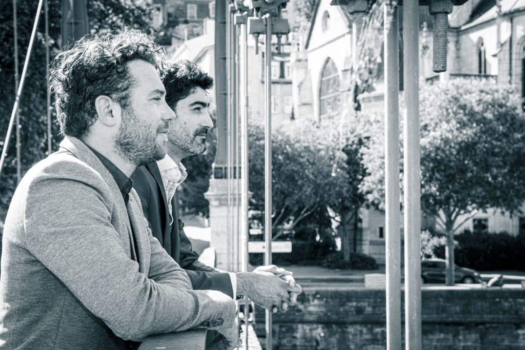 les deux associés hospitali-T de profil