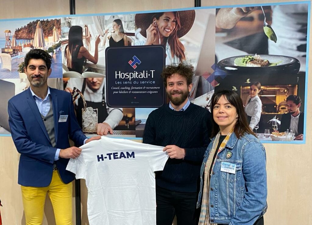 3 de nos consultant debout devant notre stand à un salon du recrutement à Annecy