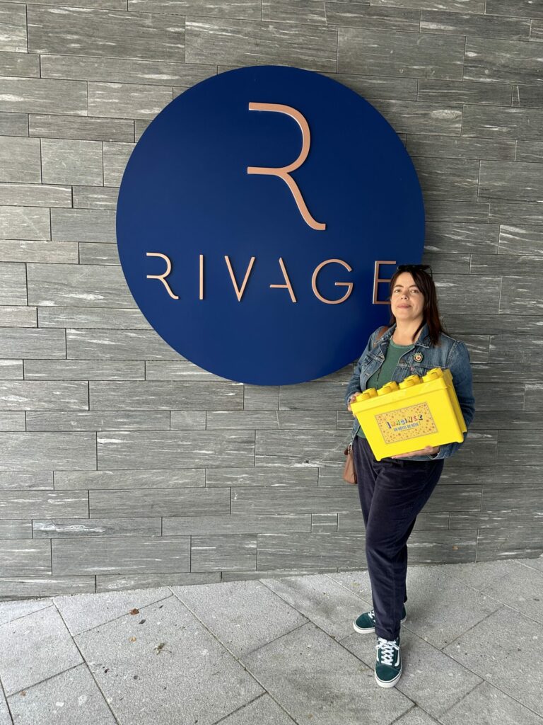 Notre consultant RH Giula devant l'hôtel d'un de nos clients