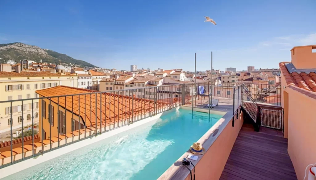 èhôtel Toulon 1 Piscine sur un toit de l'hôtel de Toulon èhôtel