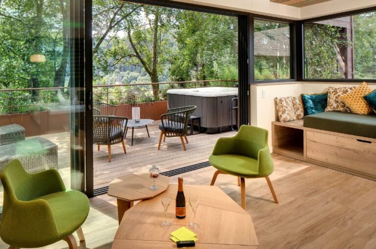 vu de l'intérieur d'une chambre avec un balcon