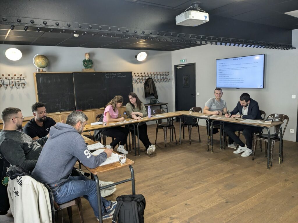 èhôtel collection formation Collaborateurs ehotels collection autour d'une table en U pour une formation