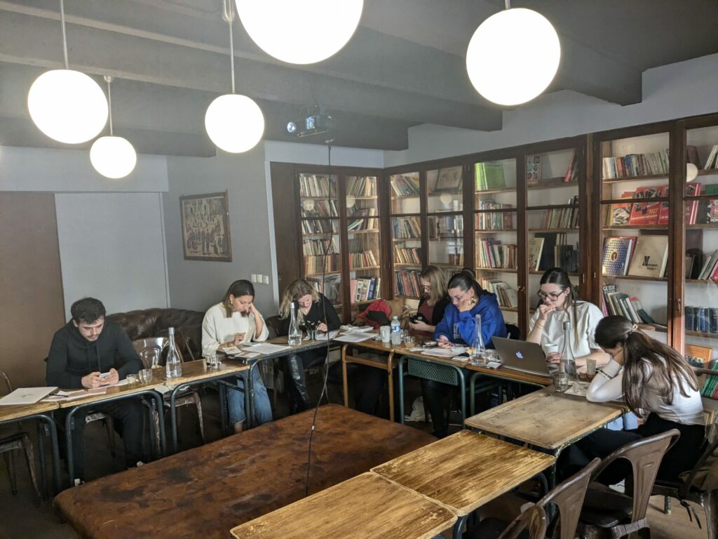 Formation èhotel collection Collaborateurs ehotels collection autour d'une table en U pour une formation