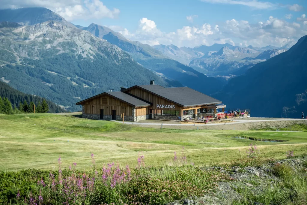 photo vue d'extérieur du restaurant paradis dans la montagne