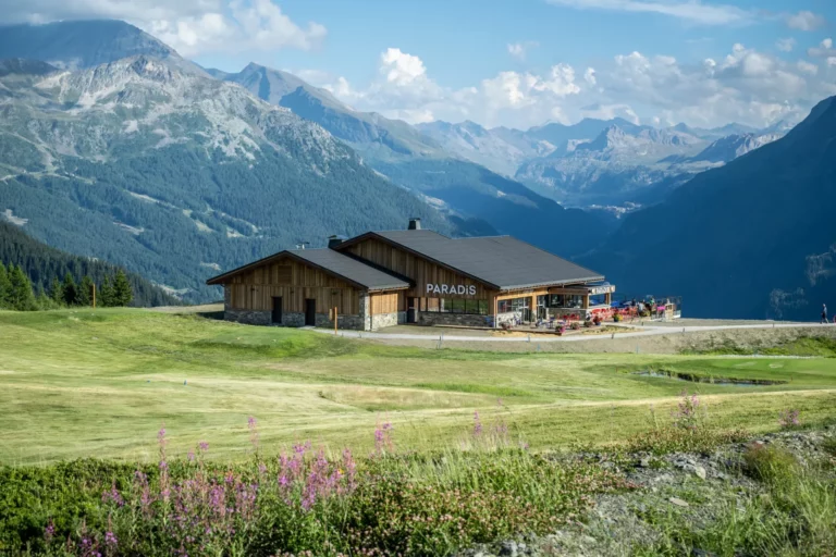 photo vue d'extérieur du restaurant paradis dans la montagne