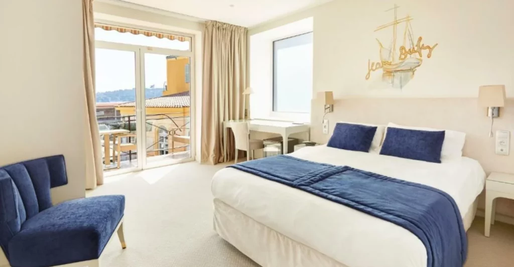 welcome-hotel-villefranche-sur-mer-004-05238-2220x1400 photo d'une chambre dans les tons bleurs du welcome hôtel de Villefranche sur mer
