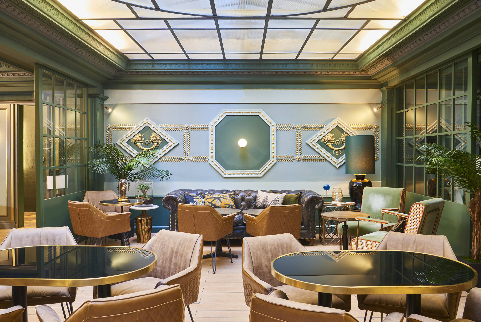 lobby dans les tons vert d'un hôtel Honotel