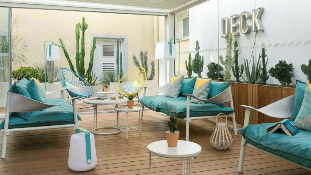 the_deck_hotel_terrasse-e1646304160177 Photo d'une terrasse d'un hôtel du groupe honotel